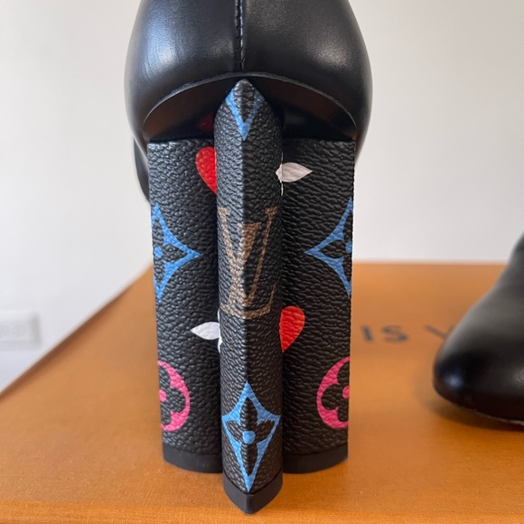 Louis Vuitton Monogram RED, BLUE, PINK
Ankle Boot Shoes 37, 6.5 - Picture 2 of 4